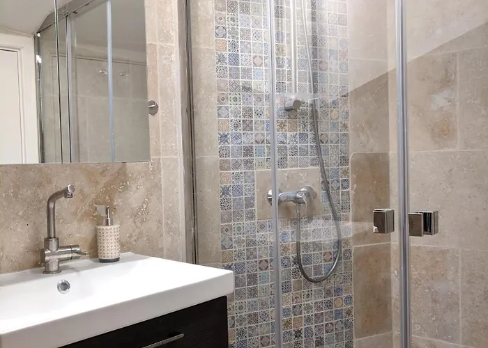 Rue Des Fleurs Puycelsi Casa vacanze *